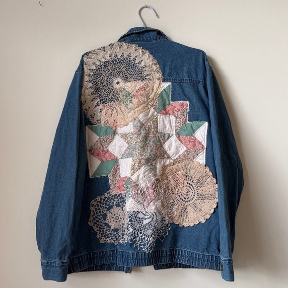 ⭐️ Handmade Upcycled Patchwork -DENIM JACKET- Doily Quilt Vintage - Picture 3 of 4
